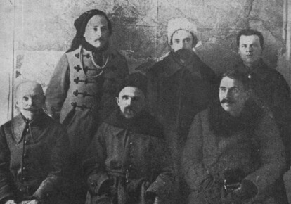 Сидять: невідомий, генерал М.Омелянович-Павленко, генерал Г.Базильський, стоять: полковник М. Дяченко, невідомі. Віртуальний музей УНР