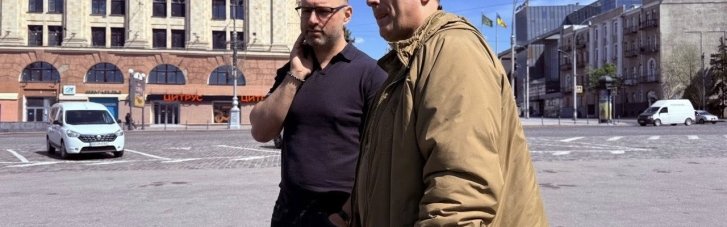 Волонтери "Української команди" та десятикратний паралімпіський чемпіон Максим Кріпак передали захисникам позашляховик