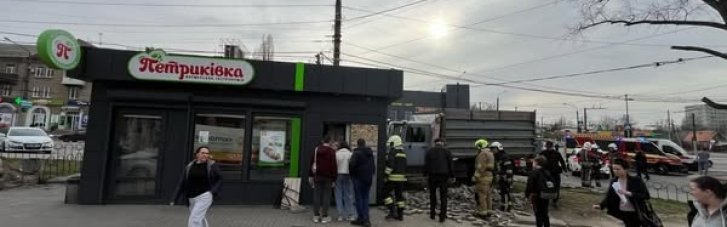 У Запоріжжі вантажівка протаранила продуктовий магазин