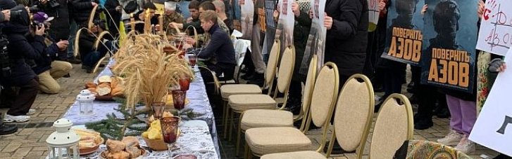 Різдво в полоні: У Києві родичі "азовців" провели акцію підтримки (ФОТО)
