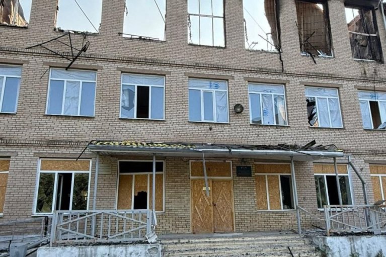 У Слов'янську російські дрони пошкодили школу і багатоповерхівки (ФОТО)