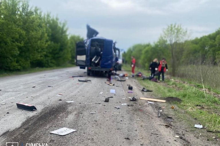 Россияне нанесли удар по рейсовому автобусу вблизи Белополья Сумской области (ФОТО)