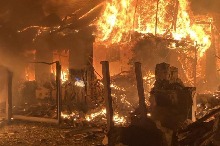 Росіяни вдарили дронами по Чернігову: четверо людей поранені, є руйнування