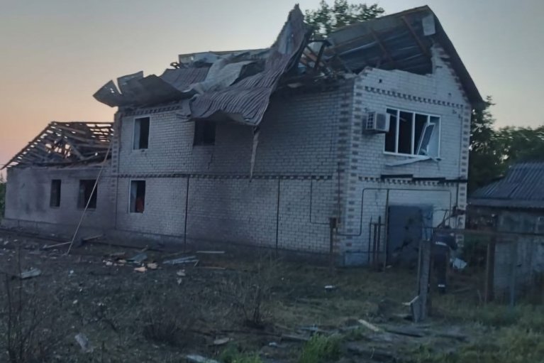 Росіяни вдарили ракетами по двох громадах Дніпропетровщини, пошкоджені будинки та авто (ФОТО)